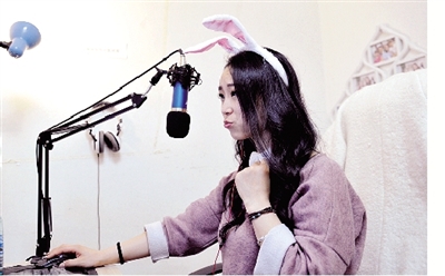 在一次直播中，小米戴上兔子頭飾，向網(wǎng)友賣萌