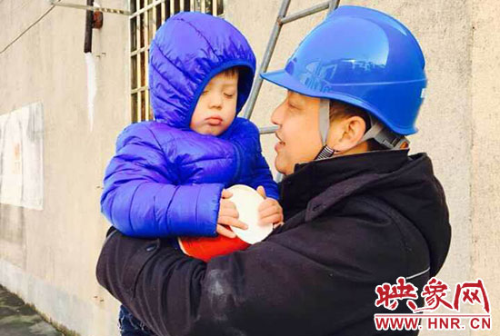 電工抱起孩子時(shí)，孩子還在睡。