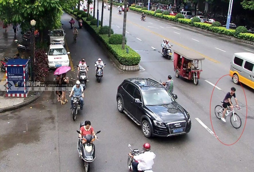 圖為肇事者撞人后逃逸。