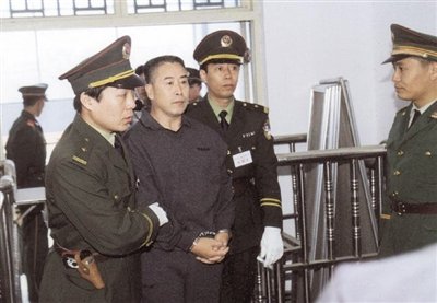 2000年9月30日，河南商丘，胡萬(wàn)林被法警押上法庭。