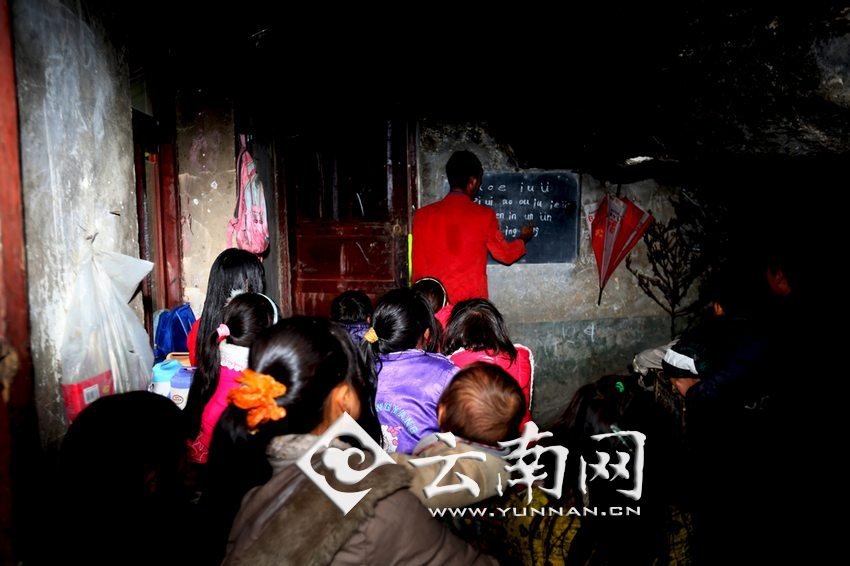 由于受到當(dāng)?shù)厝似缫暎箦伻Φ暮⒆觽儧](méi)有外出求學(xué)的機(jī)會(huì)，只能在這樣的簡(jiǎn)易房里學(xué)習(xí)