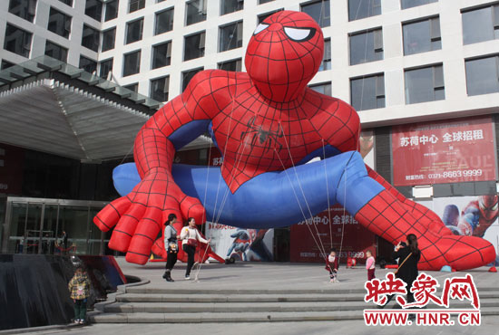 有不少家長(zhǎng)帶著孩子來(lái)湊個(gè)熱鬧