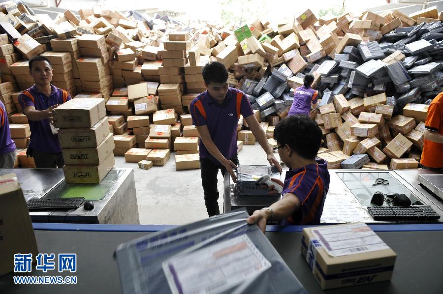 11月11日，在圓通公司廣州一處分揀站，工作人員加緊掃描快件。