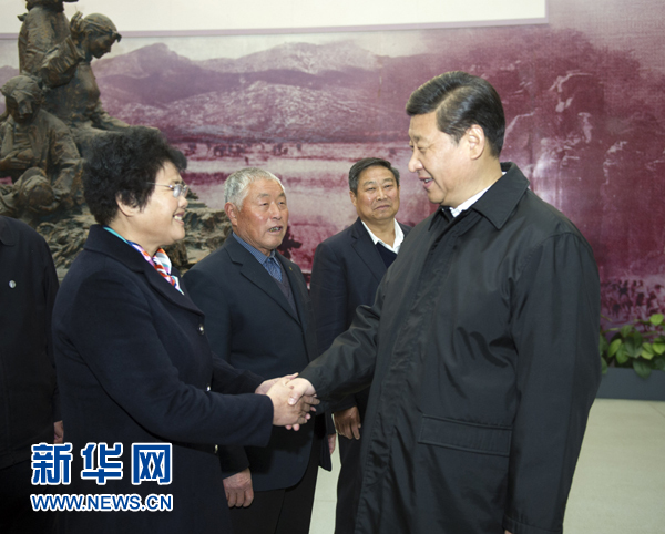 25日上午，習近平在臨沂華東革命烈士陵園參觀沂蒙精神展并會見當?shù)叵冗M模范和當年支前模范后代代表。