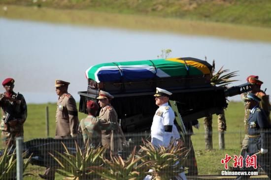 圖為南非海、陸、空三軍首腦為曼德拉護(hù)靈。宋方燦 攝