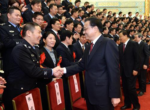 楊華民獲評全國“人民滿意的公務(wù)員” 李克強表彰接見