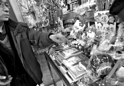 12月27日，世紀(jì)天鼎購物廣場的一位商戶表示，今年的賀卡明顯沒有前幾年好賣。新京報記者 王貴彬 攝