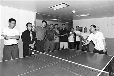 5日，“雪龍”號(hào)上的科考隊(duì)員在進(jìn)行乒乓球比賽。新華社發(fā)