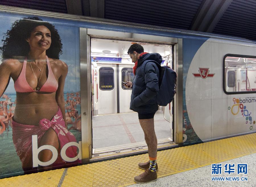 1月12日，在加拿大多倫多，一名只穿著內(nèi)褲的男子在車站等候地鐵。