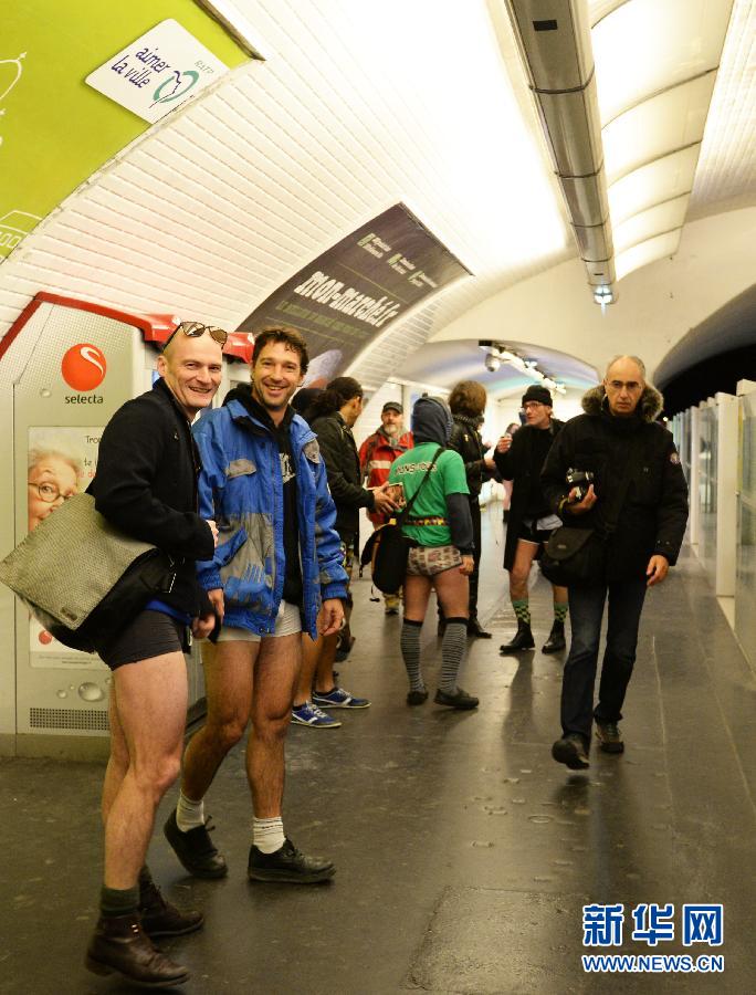 1月12日，在橫貫巴黎東西部的1號(hào)線地鐵車廂里，乘客只穿一條內(nèi)褲搭乘地鐵。