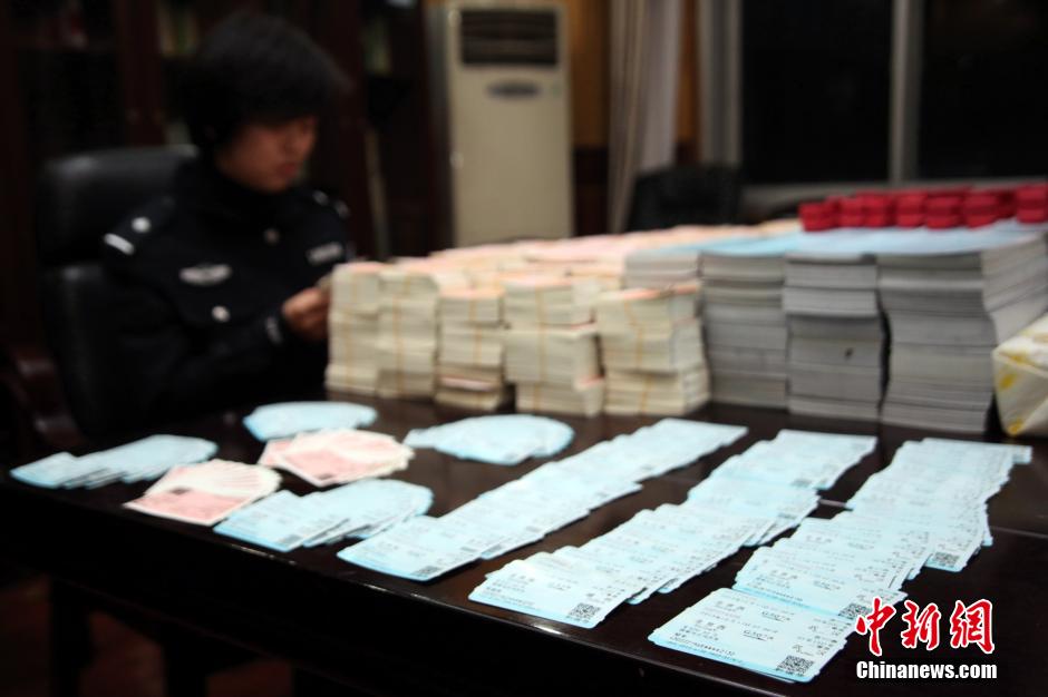 圖為查獲大量假火車票和制販工具（資料圖片）。