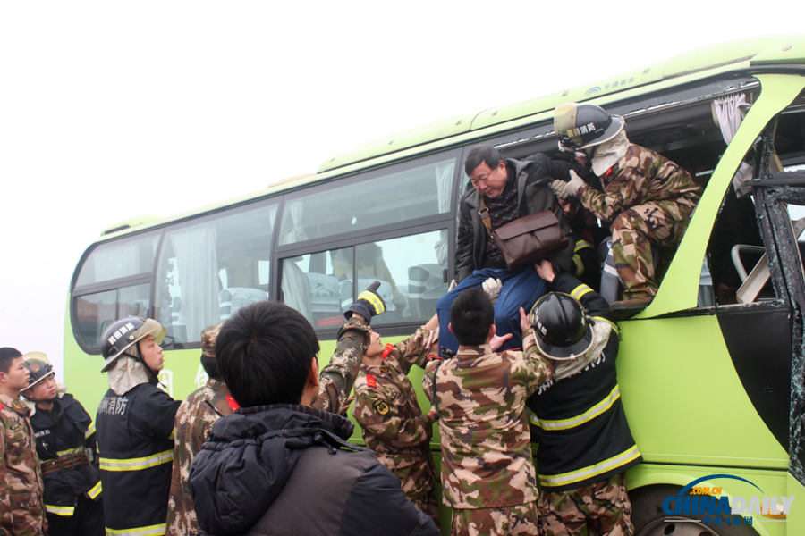消防人員現(xiàn)場施救。惠斌 攝