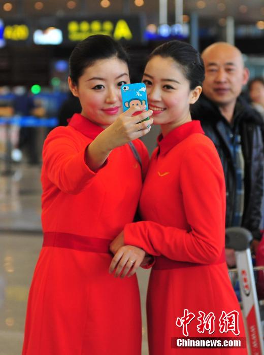 1月23日，機(jī)場(chǎng)工作人員在跳“快閃”舞蹈。