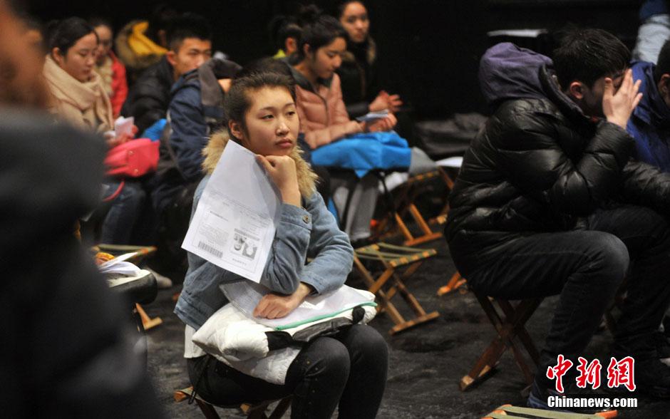 中央戲劇學(xué)院開(kāi)考 帥哥靚女冒雪趕考