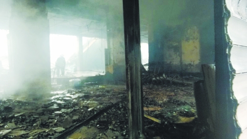 3.營(yíng)業(yè)大廳棚頂坍塌，貨物成灰。