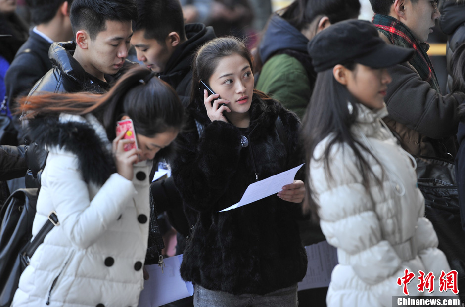 圖為表演系考生走出考場。