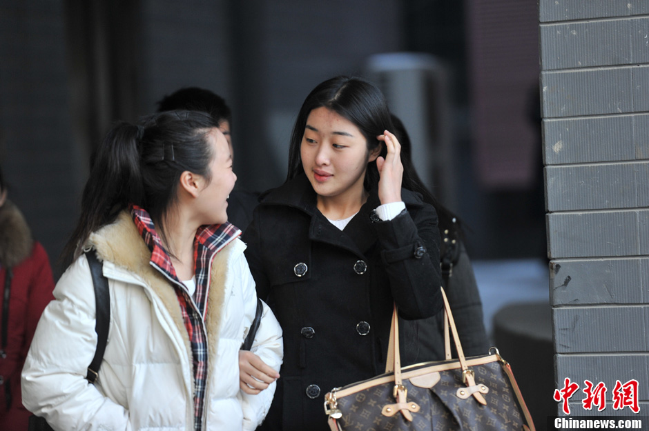 圖為表演系考生走出考場。