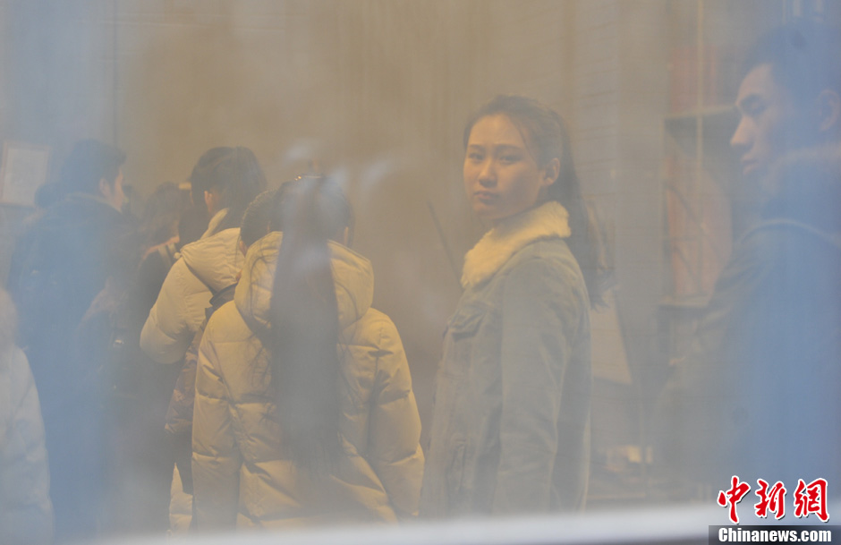 圖為表演系考生走出考場。