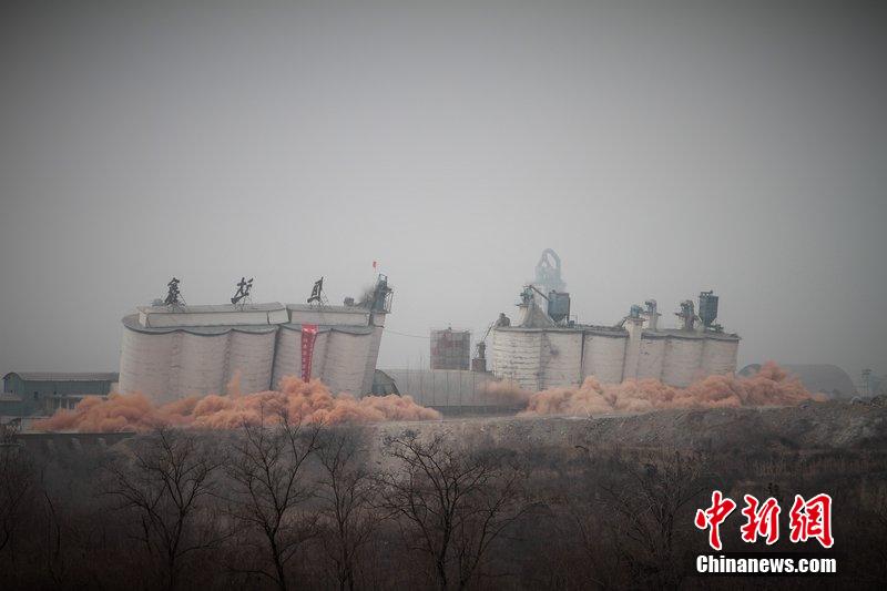 　2014年2月17日，石家莊市再次啟動(dòng)壓減水泥過(guò)剩產(chǎn)能、治理大氣污染水泥企業(yè)集中爆破拆除行動(dòng)。