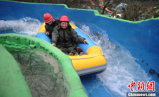 圖為外國友人體驗(yàn)水上漂。陳超　攝