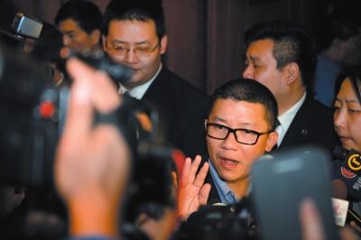 3月10日23時(shí)許，與馬航失聯(lián)航班部分乘客家屬乘坐同一航班的乘客在北京首都機(jī)場(chǎng)辦理值機(jī)手續(xù)。新華社