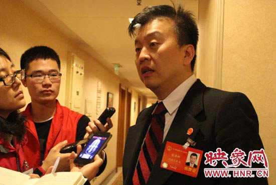 全國(guó)人大代表、中央電視臺(tái)綜藝頻道節(jié)目組主持人、河南省青聯(lián)榮譽(yù)副主席張澤群