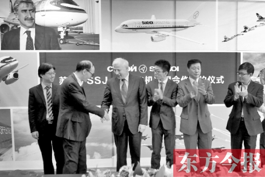　昨日，“蘇霍伊SSJ-100飛機(jī)項(xiàng)目”合作簽約儀式在鄭州舉行