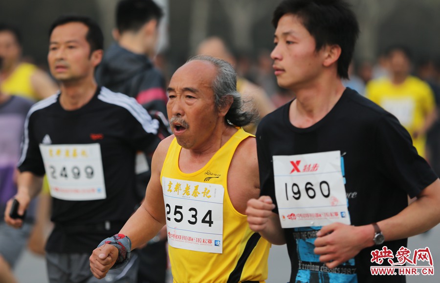 一位老年選手與年輕人比速度。