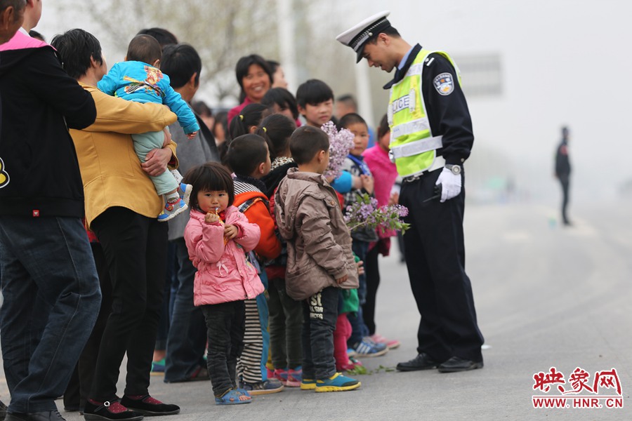 拿著花準(zhǔn)備為選手加油的“小啦啦隊”