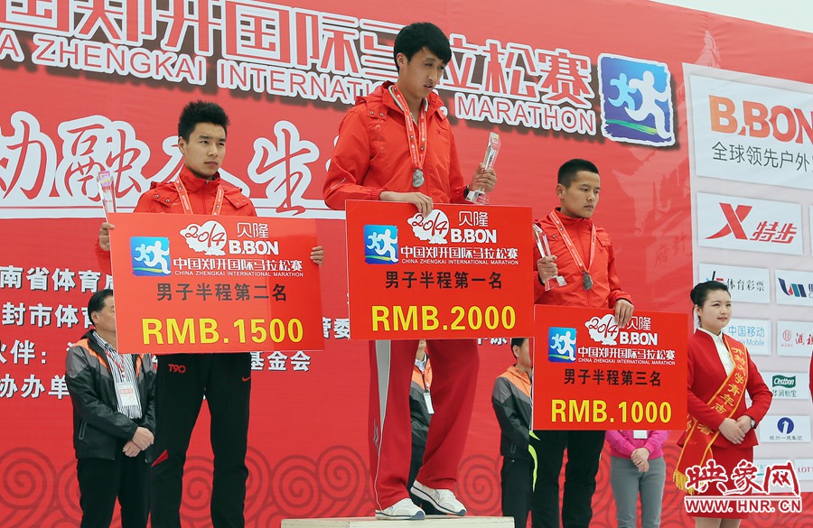 男子半程前三名選手。