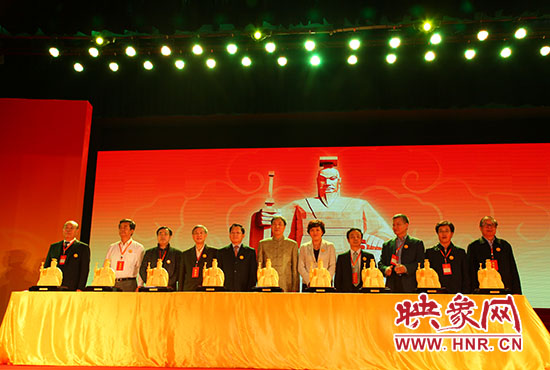 與會嘉賓一起見證歷史、啟動論壇