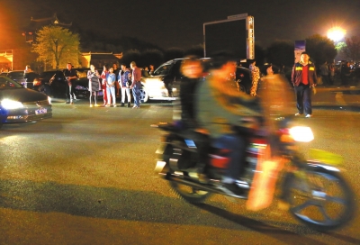 3月30日凌晨，地震發(fā)生后，秭歸縣城一些居民聚集到開闊的廣場上。新華社發(fā)