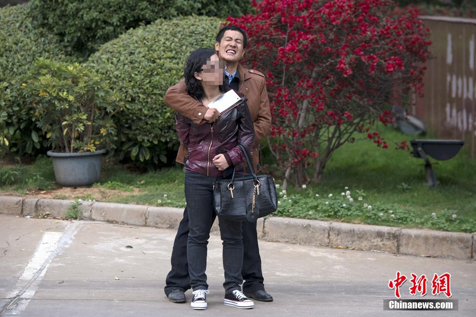 4月8日，劫持者與警方對峙。