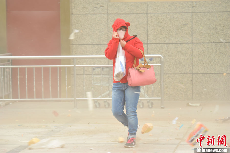 4月23日，受強(qiáng)冷空氣影響，新疆哈密出現(xiàn)出現(xiàn)強(qiáng)沙塵和降溫天氣