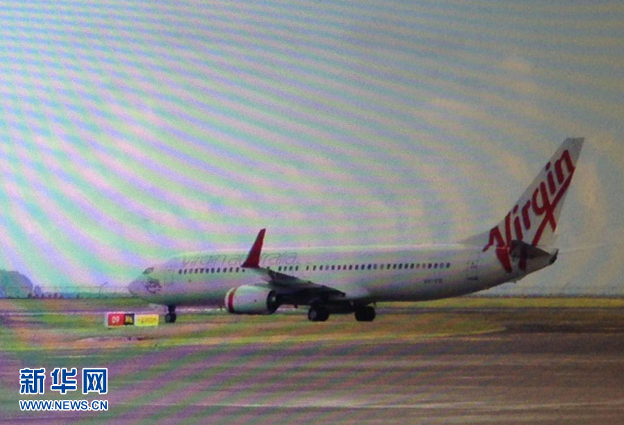 4月25日，迫降的澳大利亞維珍航空公司客機(jī)停在印度尼西亞巴厘島登巴薩機(jī)場（透過飛機(jī)舷窗拍攝）。
