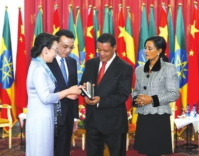 李克強(qiáng)總理與夫人程虹當(dāng)?shù)貢r間6日上午同埃塞總統(tǒng)穆拉圖夫婦在國家宮會見。會見后，程虹將自己的著作和譯著贈送給姆拉圖總統(tǒng)夫婦。