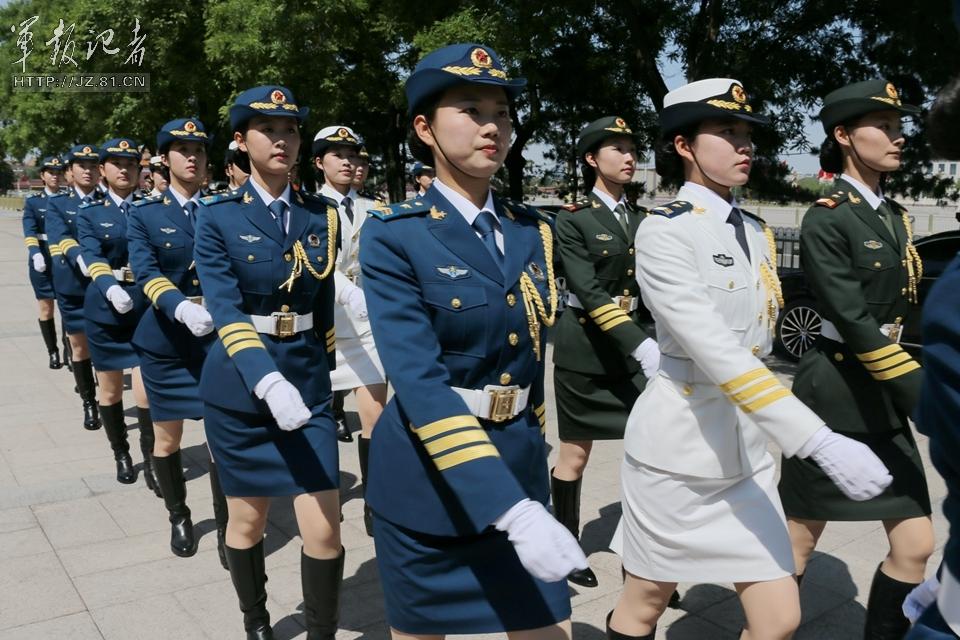 解放軍首批女儀仗兵亮相，90%以上擁有大專以上學(xué)歷，平均身高1.72米。圖為女兵儀仗隊(duì)。