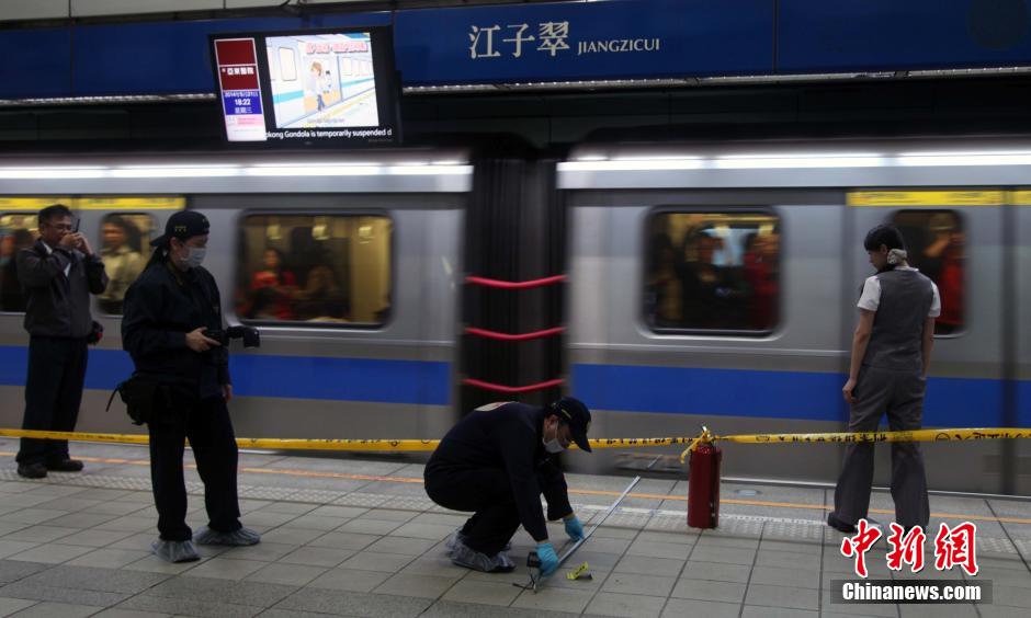 圖為新北市警察在現(xiàn)場(chǎng)勘查。中新社發(fā) 劉舒凌 攝