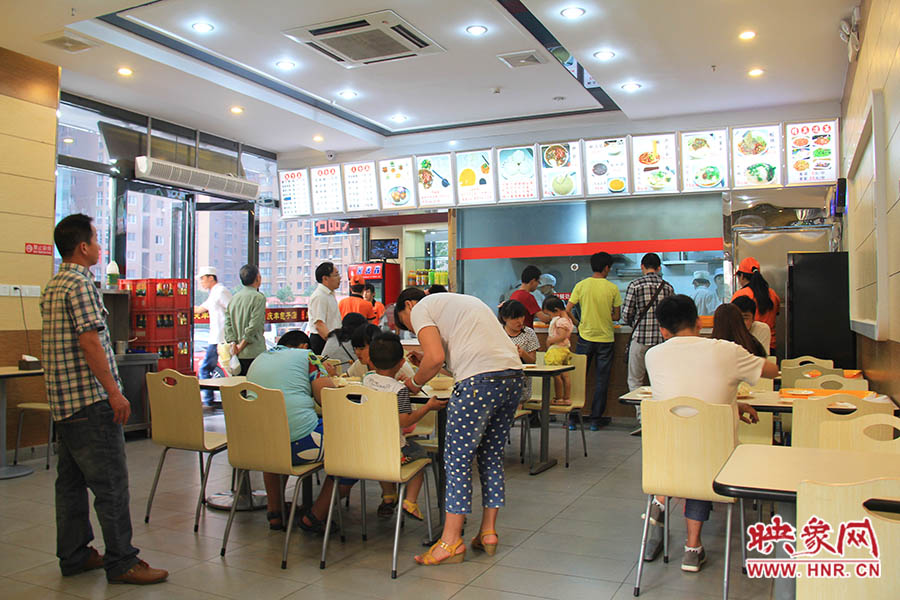 慶豐包子的金字招牌真不是蓋的,雖然店面還沒有正式營業(yè),已有許多食客慕名來吃包子。