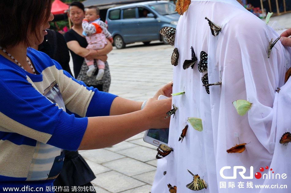 “蝴蝶仙子”身穿上百只剛剛扎死的蝴蝶。圖片來源：老祝/東方IC