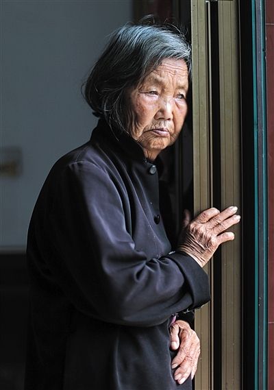 為了能“睡棺木”土葬，潘秀英四次喝農(nóng)藥自殺，后被搶救過(guò)來(lái)。