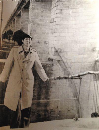 1995年，于英生在蚌埠淮河閘上留影。