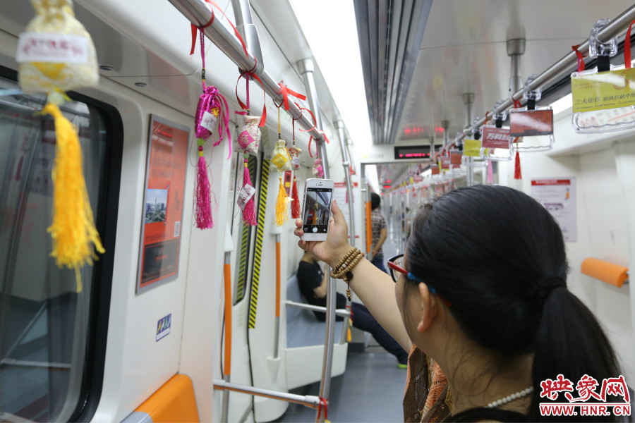 濃濃端午節(jié)氛圍的龍舟模型。