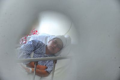 　6月3日，被打的值班醫(yī)生在病房接受治療。新華社發(fā)