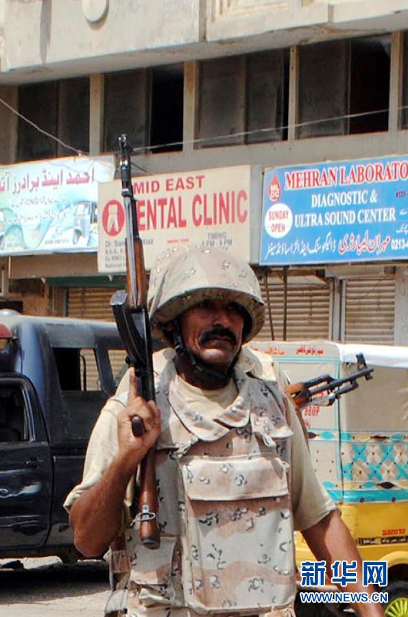 6月10日，在巴基斯坦南部城市卡拉奇真納國(guó)際機(jī)場(chǎng)附近，安全人員在街頭警戒。