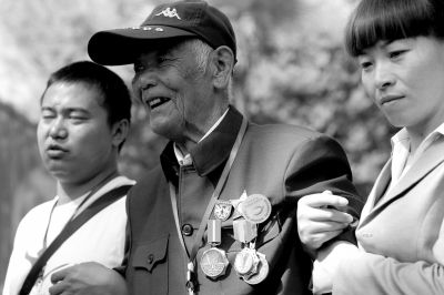 中國遠(yuǎn)征軍老兵來參加活動。