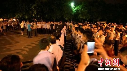 大批警力集中撤離現(xiàn)場。 王剛 攝