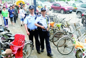 人流密集的街頭,持槍巡邏。