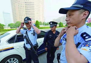 鳥巢附近,兩名民警和一名輔警負責(zé)該區(qū)域的巡邏任務(wù)。