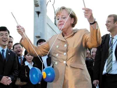 2007年8月27日，北京，默克爾正在玩扯鈴。